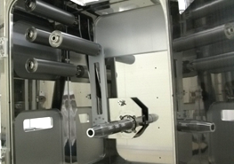 ロール搬送式真空加熱乾燥炉装置